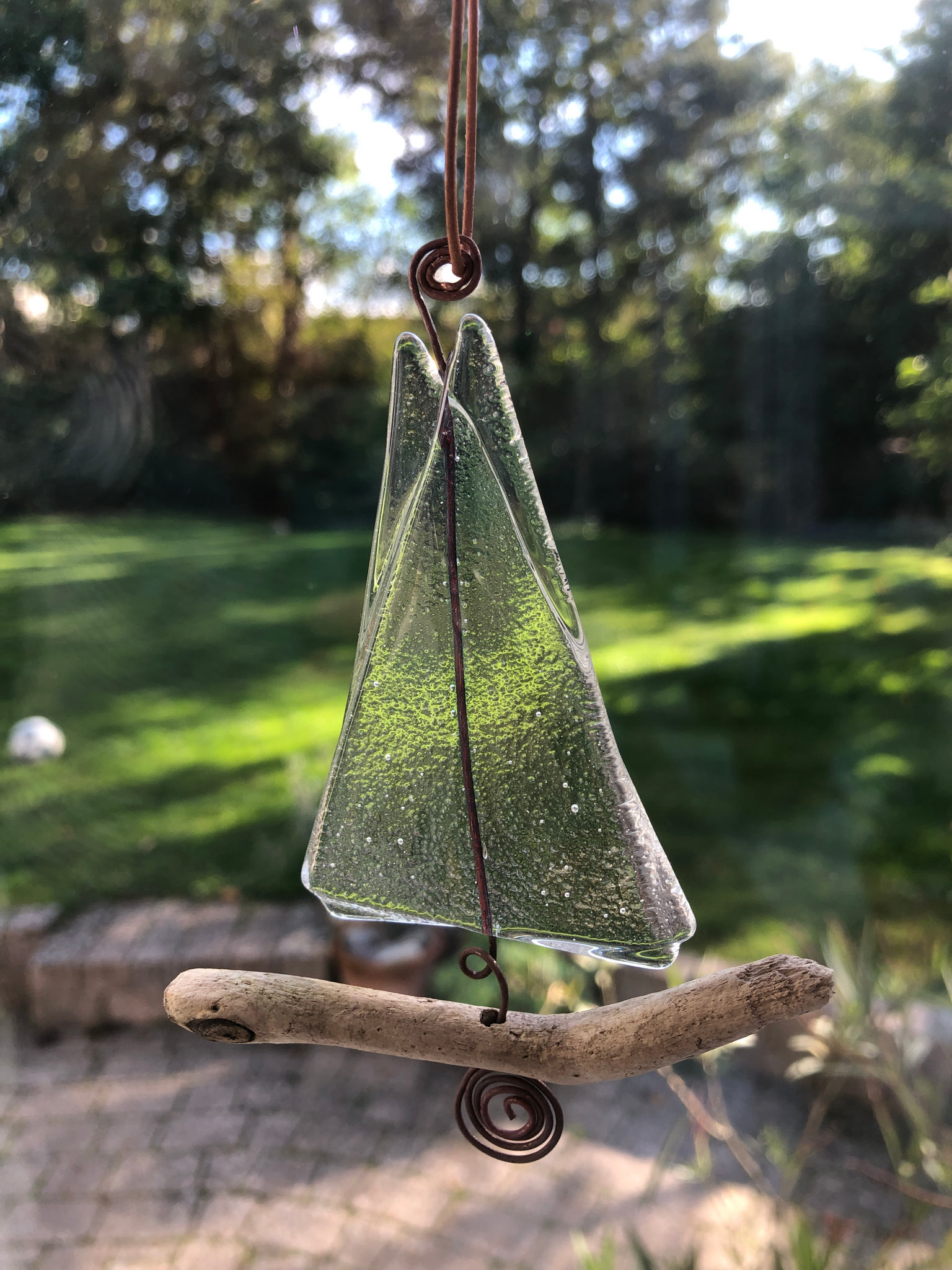 Lille sejlbåd i glas og drivtømmer
